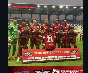 Gestur Bangkok United yang memberi penghormatan untuk Pratama Arhan saat kehilangan ayahnya yang meninggal dunia pada Minggu (7/12/2025).