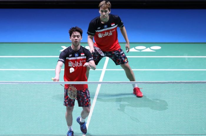 Pasangan ganda putra Indonesia, Marcus Fernaldi Gideon (depan)/Kevin Sanjaya Sukamuljo saat menjalani babak perempat final Japan Open 2019, di Musashino Forest Plaza, Tokyo, Jumat (26/7/2019).