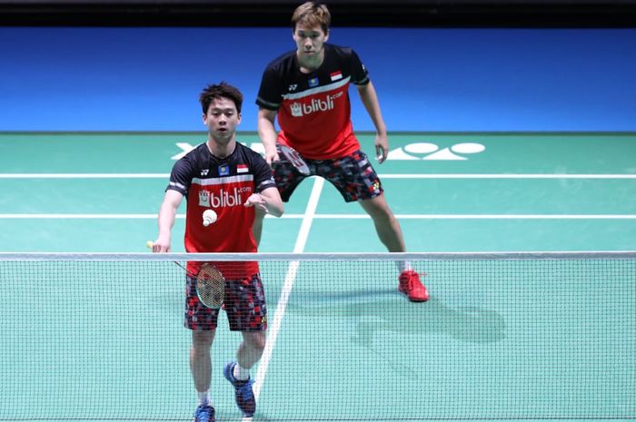 Pasangan ganda putra Indonesia, Marcus Fernaldi Gideon (depan)/Kevin Sanjaya Sukamuljo saat menjalani babak perempat final Japan Open 2019, di Musashino Forest Plaza, Tokyo, Jumat (26/7/2019).