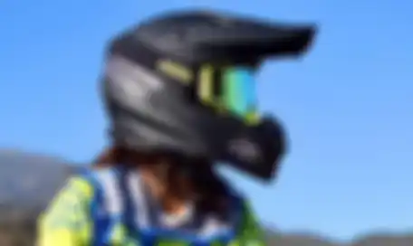 Helm motocross atau supermoto dibikin monyong, ternyata ada alasannya