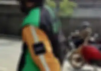 Kocak Nih Bro, Driver Ojek Online Ini Pakai 3 Atribut Berbeda Sekaligus...