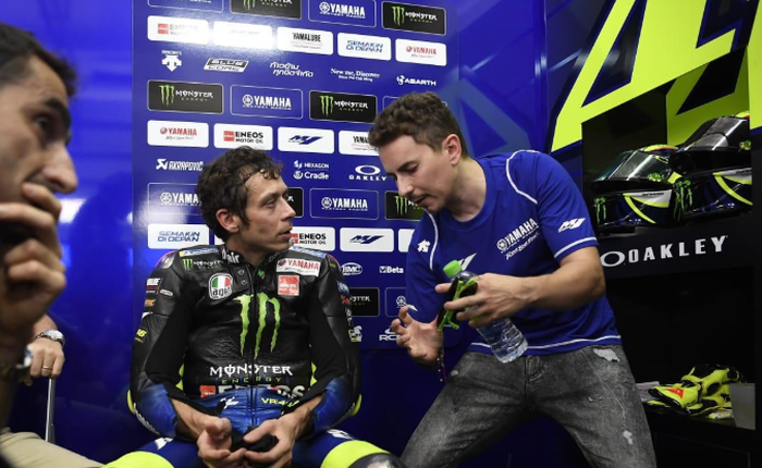 Pembalap Monster Energy Yamaha, Valentino Rossi (kiri), mendengarkan saran dari Jorge Lorenzo saat tes pramusim MotoGP 2020 di Sirkuit Sepang, Malaysia, 8 Februari 2020.