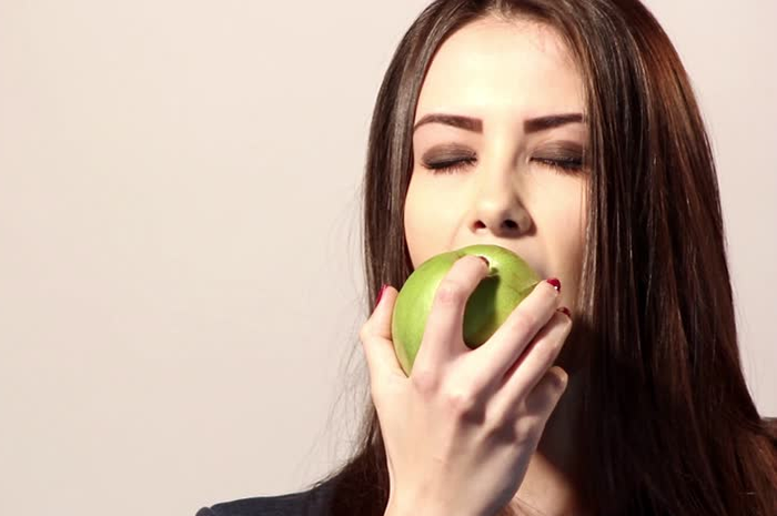 Ilustrasi makan buah