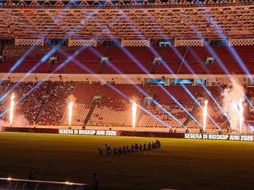 Suasana permainan lampu saat Shanna Shannon menyanyikan lagu Tanah Airku dalam laga final FIFA Series 2026 antara Timnas Indonesia Vs Bulgaria, di Stadion Utama Gelora Bung karno (SUGBK), Jakarta, Senin (30/3/2026).