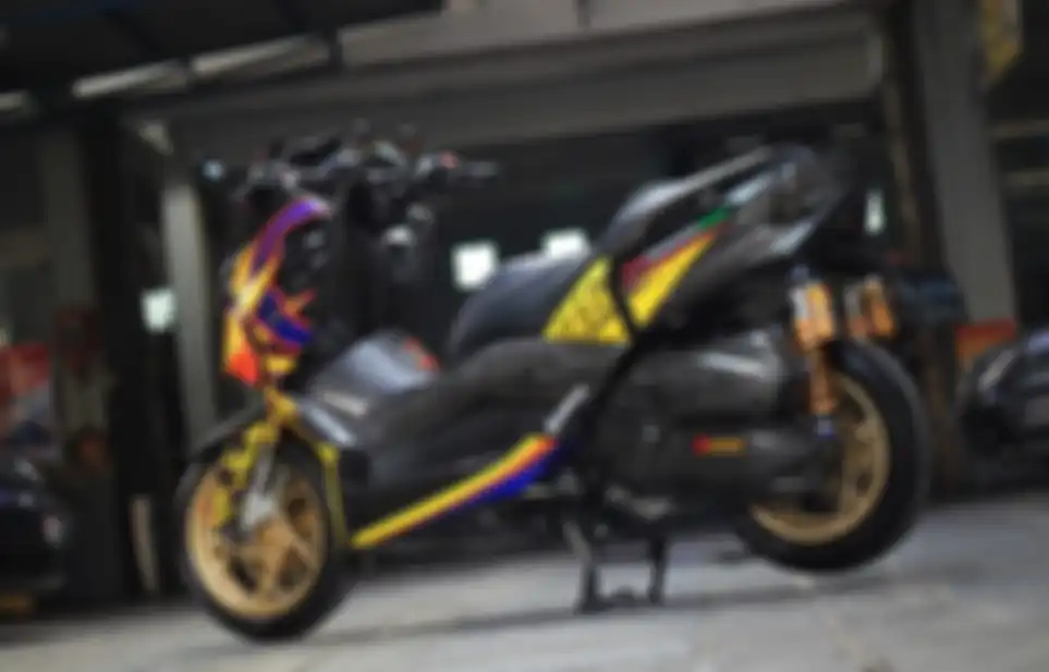 Motif grafis yang dipakai Yamaha XMAX ini dari helm AGV K5 Jet Soleluna Valentino Rossi