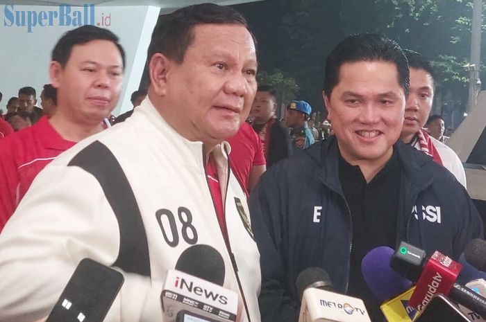 Presiden Republik Indonesia Prabowo Subianto (kiri) dan Ketua Umum PSSI Erick Thohir (kanan) saat memberikan keterangan kepada awak media seusai saksikan laga Timnas Indonesia Vs China dalam laga kesembilan Kualifikasi Piala Dunia 2026, di Stadion Utama Gelora Bung Karno (SUGBK), Jakarta, Kamis (5/6