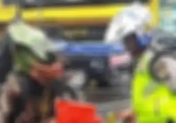 Polisi Ini Tilang Pemotor Dengan Helm Nyeleneh, Enggak Takut Apa Ya?