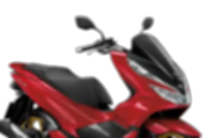 Honda PCX 150 Thailand berwarna merah dan pelek emas.