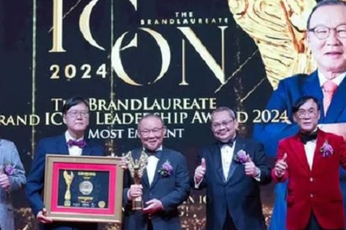 Eks pelatih Timnas Vietnam, Park Hang-seo meraih penghargaan BrandLaureate di Kuala Lumpur, Malaysia pada Kamis (22/8/2024)