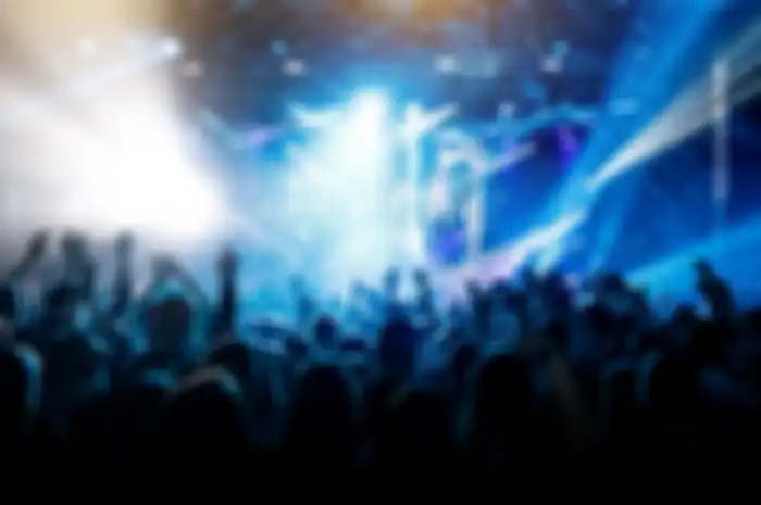 Sebelum menikmati konser di luar negeri, jangan lupa belanja asuransi perjalanan.