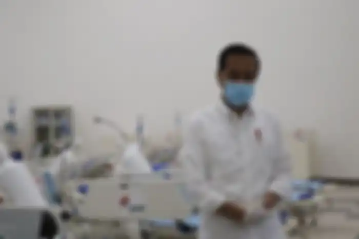 Presiden Joko Widodo saat meninjau RS Darurat Covid-19 di Wisma Atlet Kemayoran, Senin (23/3/2020).