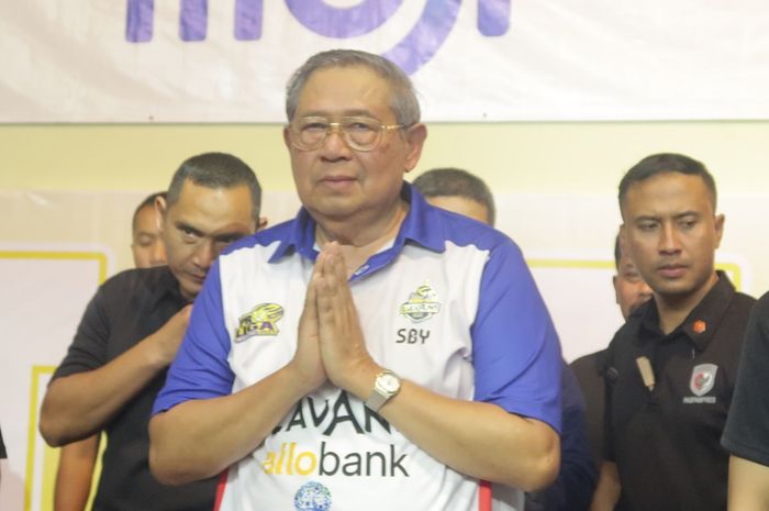 Presiden Republik Indonesia ke-6, Susilo Bambang Yudhoyono, saat menyaksikan pertandingan Jakarta LavAni Allo Bank di GOR UNY, Yogyakarta, Sabtu (18/2/2023)