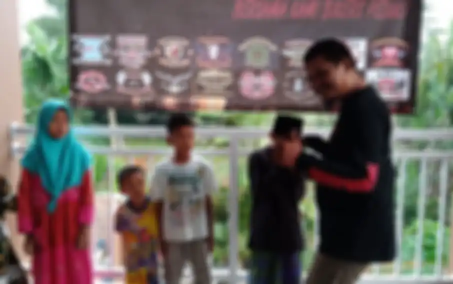 Kang Noor selaku penanggung jawab acara memberikan santunan ke anak yatim