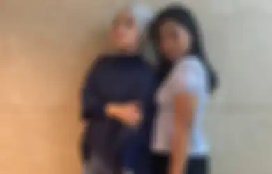 4 Gaya Kompak Pakai Sneakers Ala Anak Eko Patrio, Nayla Ayu dan Mama