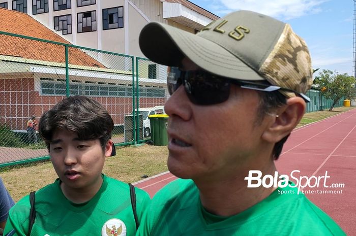 Pelatih timnas U-19 Indonesia, Shin Tae-yong saat sesi latihan di lapangan Thor, Surabaya pada Kamis (15/9/2022).