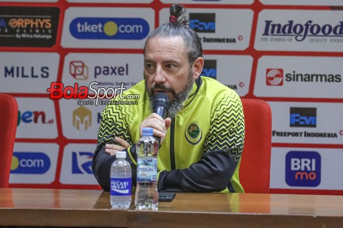 Pelatih timnas Brunei Darussalam, Mario Rivera, sedang memberikan keterangan kepada awak media di Media Center Stadion Utama Gelora Bung Karno, Senayan, Jakarta, Rabu (11/10/2023).