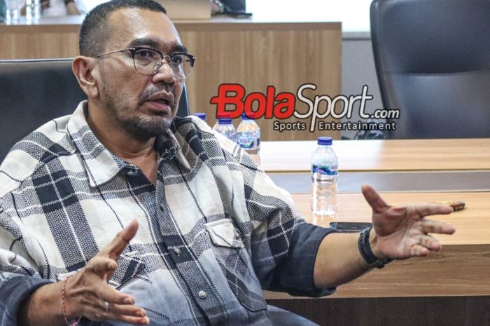 Anggota Komite Eksekutif (Exco PSSI), Arya Sinulingga, sedang memberikan keterangan kepada awak media di Kantor PSSI, GBK Arena, Senayan, Jakarta, Senin (6/11/2023).