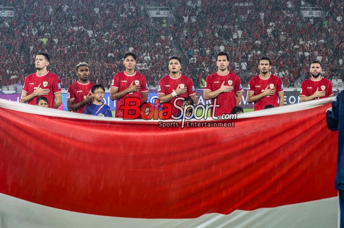 Sejumlah pemain Timnas Indonesia yakni Justin Hubner, Yakob Sayuri, Rafael Struick, Ragnar Oratmangoen, Thom Haye, Nathan Tjoe-A-On, dan Calvin Verdonk sedang menyanyikan lagu Indonesia Raya jelang berlaga di Stadion Utama Gelora Bung Karno, Senayan, Jakarta, Jumat (15/11/2024).