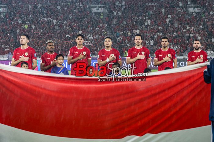 Sejumlah pemain Timnas Indonesia yakni Justin Hubner, Yakob Sayuri, Rafael Struick, Ragnar Oratmangoen, Thom Haye, Nathan Tjoe-A-On, dan Calvin Verdonk sedang menyanyikan lagu Indonesia Raya jelang berlaga di Stadion Utama Gelora Bung Karno, Senayan, Jakarta, Jumat (15/11/2024).