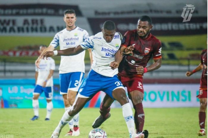 Pemain Persib, Bruno Cantanhede berduel dengan Bek Borneo FC, Marckho Merauje dalam laga Borneo FC lawan Persib Bandung di Stadion Kapten I Wayan Dipta, Selasa (18/1/2022)