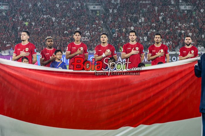 Sejumlah pemain Timnas Indonesia yakni Justin Hubner, Yakob Sayuri, Rafael Struick, Ragnar Oratmangoen, Thom Haye, Nathan Tjoe-A-On, dan Calvin Verdonk sedang menyanyikan lagu Indonesia Raya jelang berlaga di Stadion Utama Gelora Bung Karno, Senayan, Jakarta, Jumat (15/11/2024).