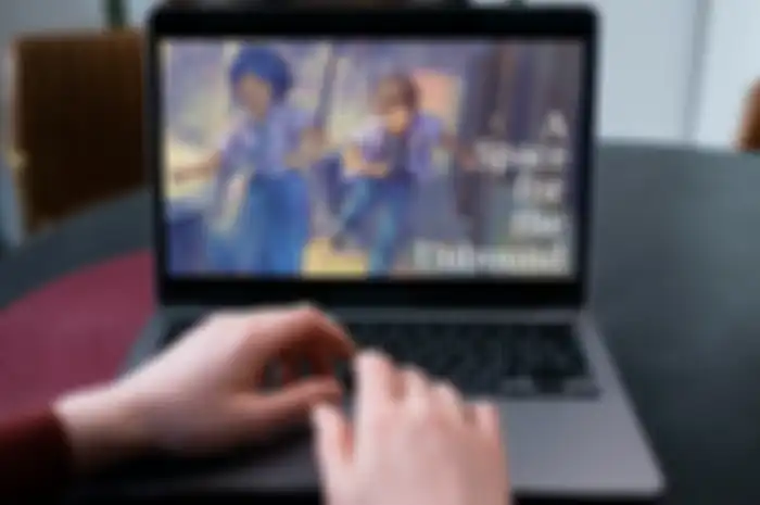 Tampilan game lokal A Space for the Unbound di perangkat laptop