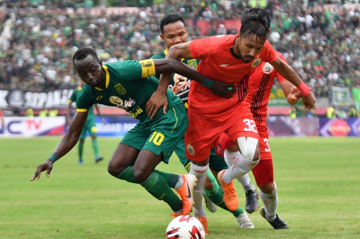 Pemain Persebaya Surabaya, Makan Konate, dan pemain Persija Jakarta, Rohit Chand, saat berduel di laga final Piala Gubernur Jatim 2020, Kamis (20/2/2020) di Stadion Gelora Delta, Sidoarjo.