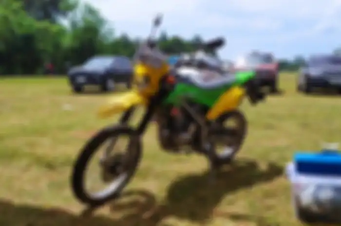 Kawasaki KLS 150 jadi yang paling banyak digunakan tim balap off-road untuk wara-wiri menembus jalur tanah. 