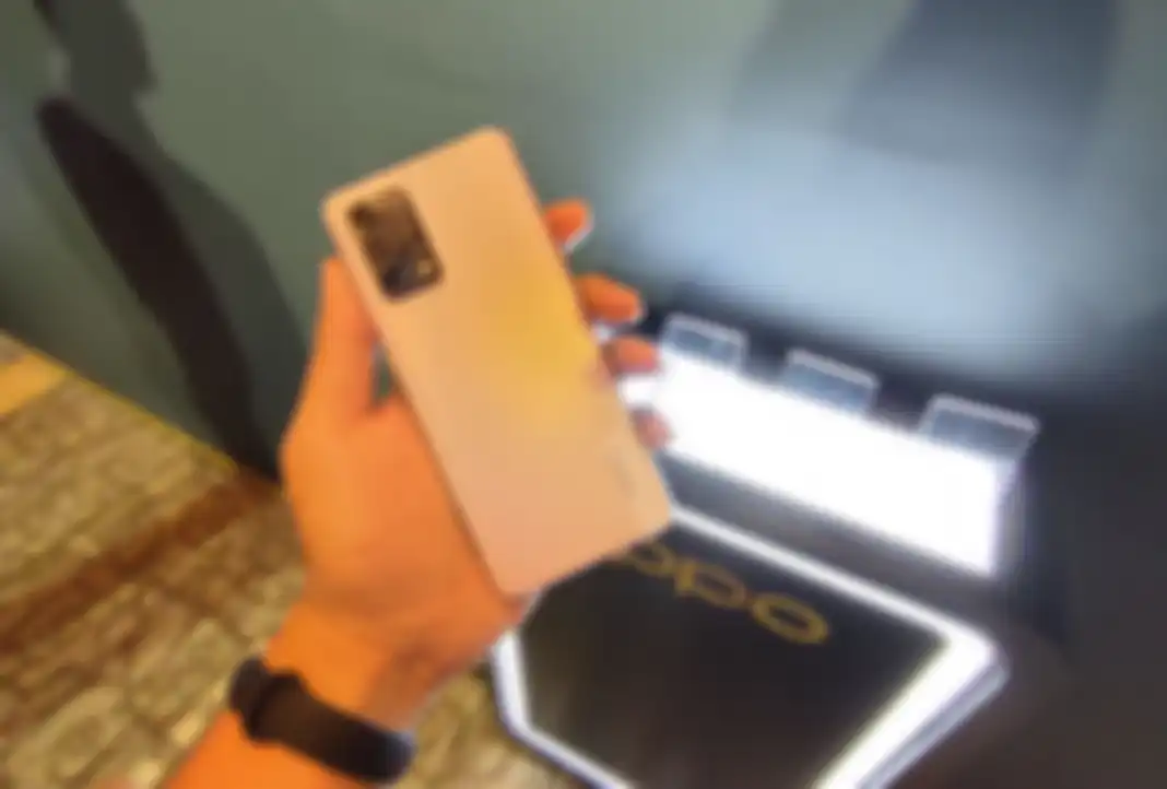 Hp OPPO baru dengan warna putih.