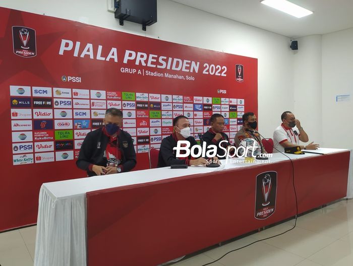 Konferensi pers yang dihadiri Iwan Setiawan (wakil ketua PSSI), Mochamad Iriawan (Ketua Umum PSSI), Zainudin Amali (Menpora RI),  Irjen. Pol. Drs. Ahmad Luthfi, S.St.Mk., S.H (Kapolda Jawa Tengah), Achmad Hadian Lukita (Direktur PT Liga Indonesia Baru) di Stadion Manahan, Solo, Sabtu (11/6/2022)