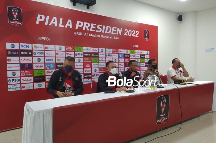 Konferensi pers yang dihadiri Iwan Setiawan (wakil ketua PSSI), Mochamad Iriawan (Ketua Umum PSSI), Zainudin Amali (Menpora RI),  Irjen. Pol. Drs. Ahmad Luthfi, S.St.Mk., S.H (Kapolda Jawa Tengah), Achmad Hadian Lukita (Direktur PT Liga Indonesia Baru) di Stadion Manahan, Solo, Sabtu (11/6/2022)