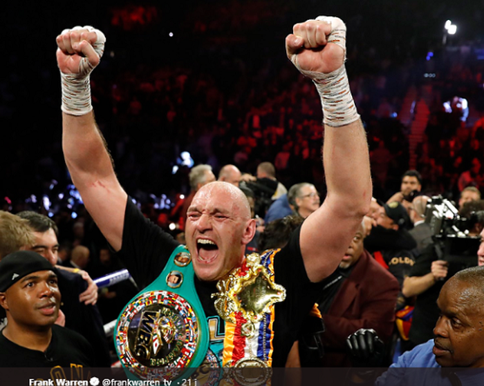 Petinju kelas berat, Tyson Fury, saat merayakan kemenangannya melawan Deontay Wilder dalam laga ulang di MGM Grand Arena, Las Vegas, Nevada, AS, Minggu (23/2/2020). 