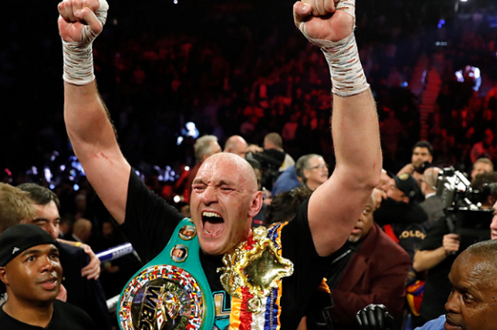 Petinju kelas berat, Tyson Fury, saat merayakan kemenangannya melawan Deontay Wilder dalam laga ulang di MGM Grand Arena, Las Vegas, Nevada, AS, Minggu (23/2/2020). 