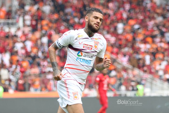Bek Borneo FC, Diego Michiels, saat pertandingan melawan Persija Jakarta di Stadion Utama Gelora Bung Karno, Jaakarta, (1/3/2020)