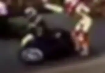 Video 3 Aksi Brutal Pembalap Road Race di Lintasan, Persis Pembalap Lempar Karung