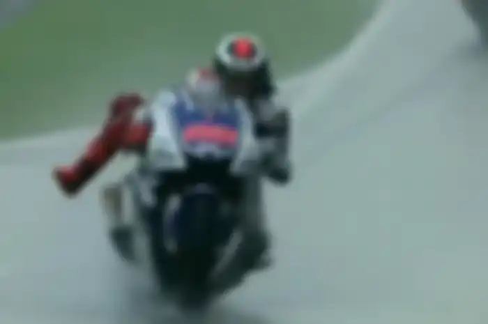 Pembalap MotoGP mempertahankan motor yang nyaris mencium aspal