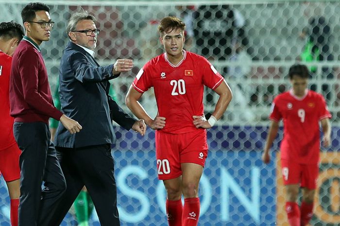 Philippe Troussier dan timnya harus menanggung akibat tersingkir di Piala Asia 2023 akibat permainan kasar yang sudah menjadi kebiasaan para pemain.