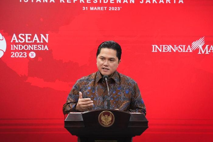 Ketua Umum PSSI, Erick Thohir menyerahkan surat Presiden FIFA, Gianni Infantino untuk Presiden Joko Widodo di Istana Negara, Jakarta Pusat, Jumat (31/3/2023).