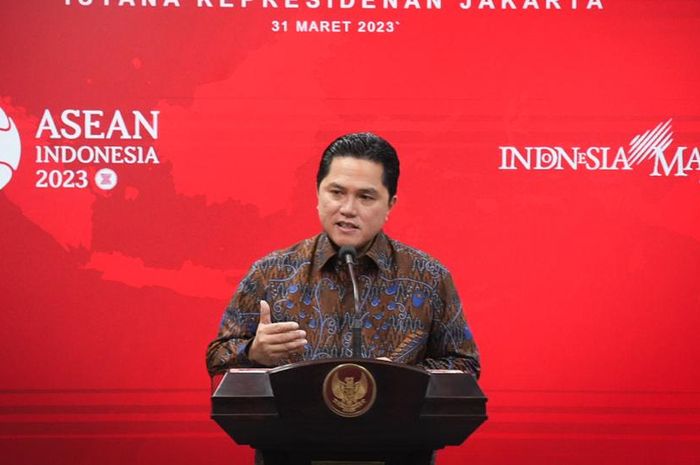 Ketua Umum PSSI, Erick Thohir menyerahkan surat Presiden FIFA, Gianni Infantino untuk Presiden Joko Widodo di Istana Negara, Jakarta Pusat, Jumat (31/3/2023).