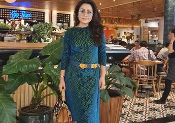 Ajak Geng Sosialita Liburan ke Purwokerto, Mayangsari Tampil Stylish Sambil Tenteng Tas Ukuran Besar Motif Batik