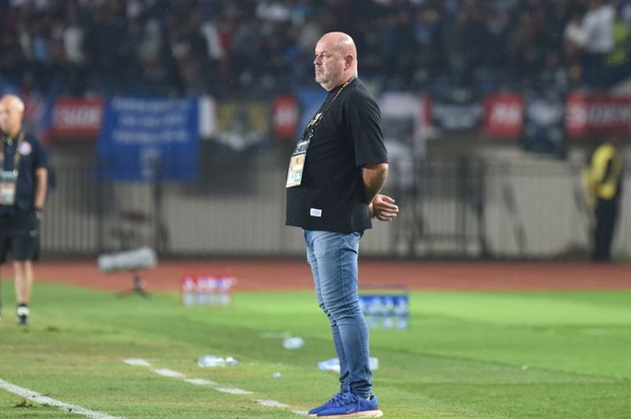Pelatih Persib Bandung, Bojan Hodak, saat pertandingan melawan Port FC, Minggu (6/7/2025).