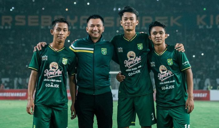 Presiden klub Persebaya, Azrul Ananda, bersama Koko Ari Araya, Muhammad Kemaluddin, Zulfikar Akhmad Medianar Arifin saat menjalani debut pada laga uji coba melawan Persela Lamongan di Stadion Gelora Bung Tomo (GBT), 11 Mei 2019.