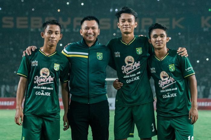 Presiden klub Persebaya, Azrul Ananda, bersama Koko Ari Araya, Muhammad Kemaluddin, Zulfikar Akhmad Medianar Arifin saat menjalani debut pada laga uji coba melawan Persela Lamongan di Stadion Gelora Bung Tomo (GBT), 11 Mei 2019.