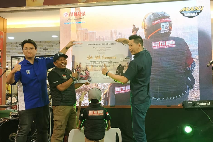 Penyerahan Yamaha All New NMAX Connected dari Dealer Yamaha Sabang Motor untuk Lilik Gunawan.