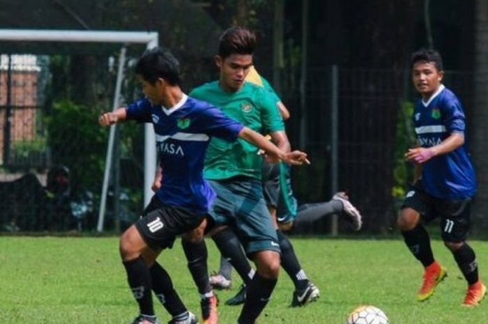 Gelandang tim nasional Indonesia U-22, Paolo Sitanggang, beraksi dalam laga uji coba melawan Persita