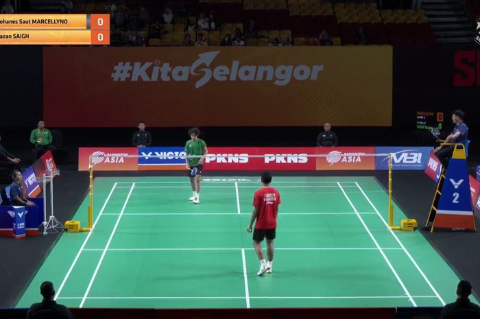 Aksi tunggal putra Indonesia, Yohanes Saut Marcellyno saat tampil melawan Yazan Saigh pada laga fase Grup B antara Indonesia vs Arab Saudi pada Kejuaraan Beregu Asia Asia 2024 di Setia City Convention Centre, Selangor, Malaysia, Selasa (13/2/2024). 