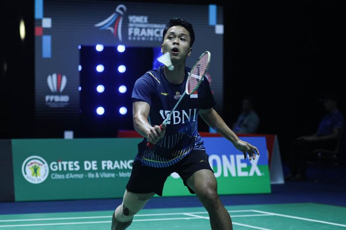 Tunggal putra Indonesia, Anthony Sinisuka Ginting saat tampil pada babak 32 besar French Open 2023 melawan Magnus Johannesen (Denmark) di Glaz Arena, Rennes, Prancis, Rabu (25/10/2023)