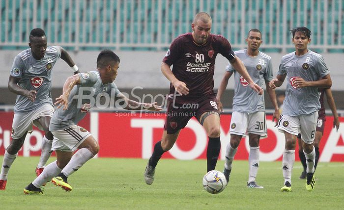 Kapten PSM Makassar Wiljan Pluim (tengah) dibayangi sejumlah pemain Kaya Iloilo Shirmar Felongco dalam duel Grup H Piala AFC 2019 di Stadion Pakansari, Cibinong, Kabupaten Bogor, Selasa (2/4/2019) sore WIB.