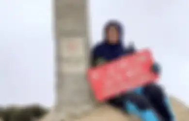 Berhasil Sampai ke Puncak, Aksi Seorang Nenek yang Masih Kuat Naik Gunung Ini Viral di TikTok