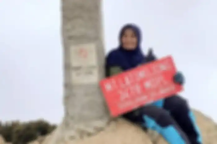 Nenek Wahyuni menaklukkan keganasan Gunung Latimojong Sulawesi Selatan.